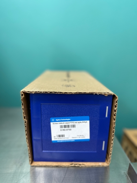 Виалы с резьбой на 2 мл, прозрачного стекла, сертифицированные, в комплекте с синими крышками с септой из PTFE/red, 500 шт./упак.