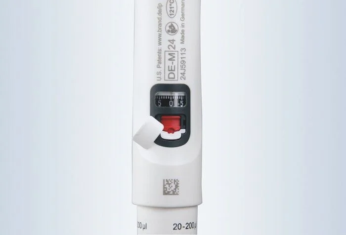 Стартовый набор Macro: три дозатора Transferpette pro (1000, 5000, 10000 мкл), наконечники в TipBox, держатели, DE-M